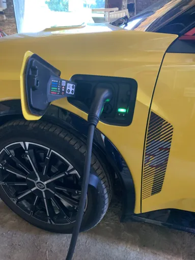 Une R5 Jaune prête à prendre la route, chargée à domicile par une installation certifiée IRVE
