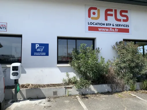Installation borne Alfen par Volt e-Borne sur le site de FLS de Bayonne
