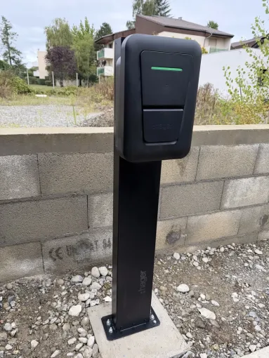 Nouvelle installation d'une borne Hager sur un pied dans un parking privatif, Pau et ses environs, VOLT e-BORNE