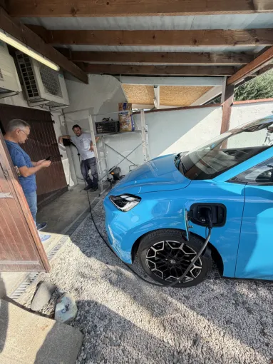 Artisan électricien IRVE validant la recharge sur véhicule électrique à Pau par Volt e-Borne