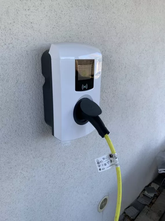 IRVE : harmoniser l’installation des bornes entre habitat privé et sites professionnels, Pau, VOLT E-BORNE