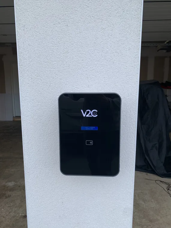 Intégration esthétique et discrète d'une borne V2C connectée, installée par Volt e-Borne