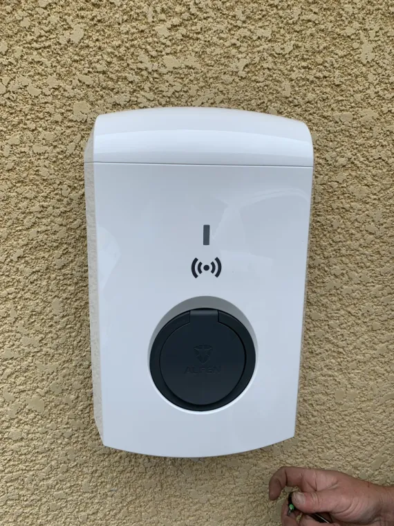 Flotte d’entreprise : Pose de borne Alfen pour les collaborateurs Ricard, Pau et ses environs, VOLT e-BORNE