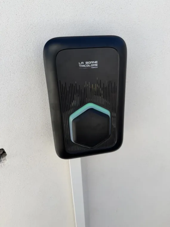 La Borne Tricolore fabriquee en France installée en façade par un artisan IRVE Volt e-Borne a pau