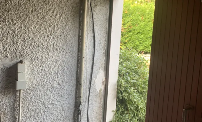 Passage de câble de puissance et de délestage