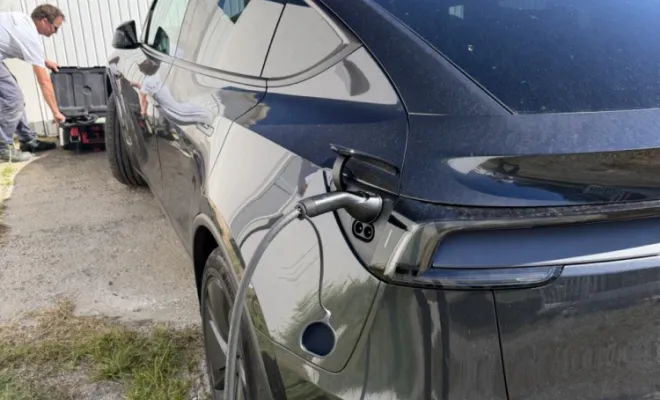 Recharge d une Tesla sur La Borne Tricolore avec supervision connectee par Volt e-Borne
